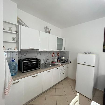 Vivi La Tua Vacanza Con L'Appartamento 1 Di Ervin! Enjoy Your Holiday With Ervin'S Apartment 1! Vlorë 외부 사진