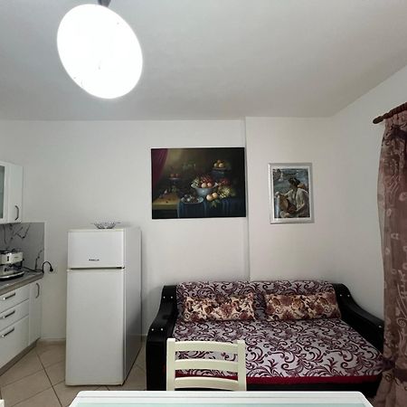 Vivi La Tua Vacanza Con L'Appartamento 1 Di Ervin! Enjoy Your Holiday With Ervin'S Apartment 1! Vlorë 외부 사진