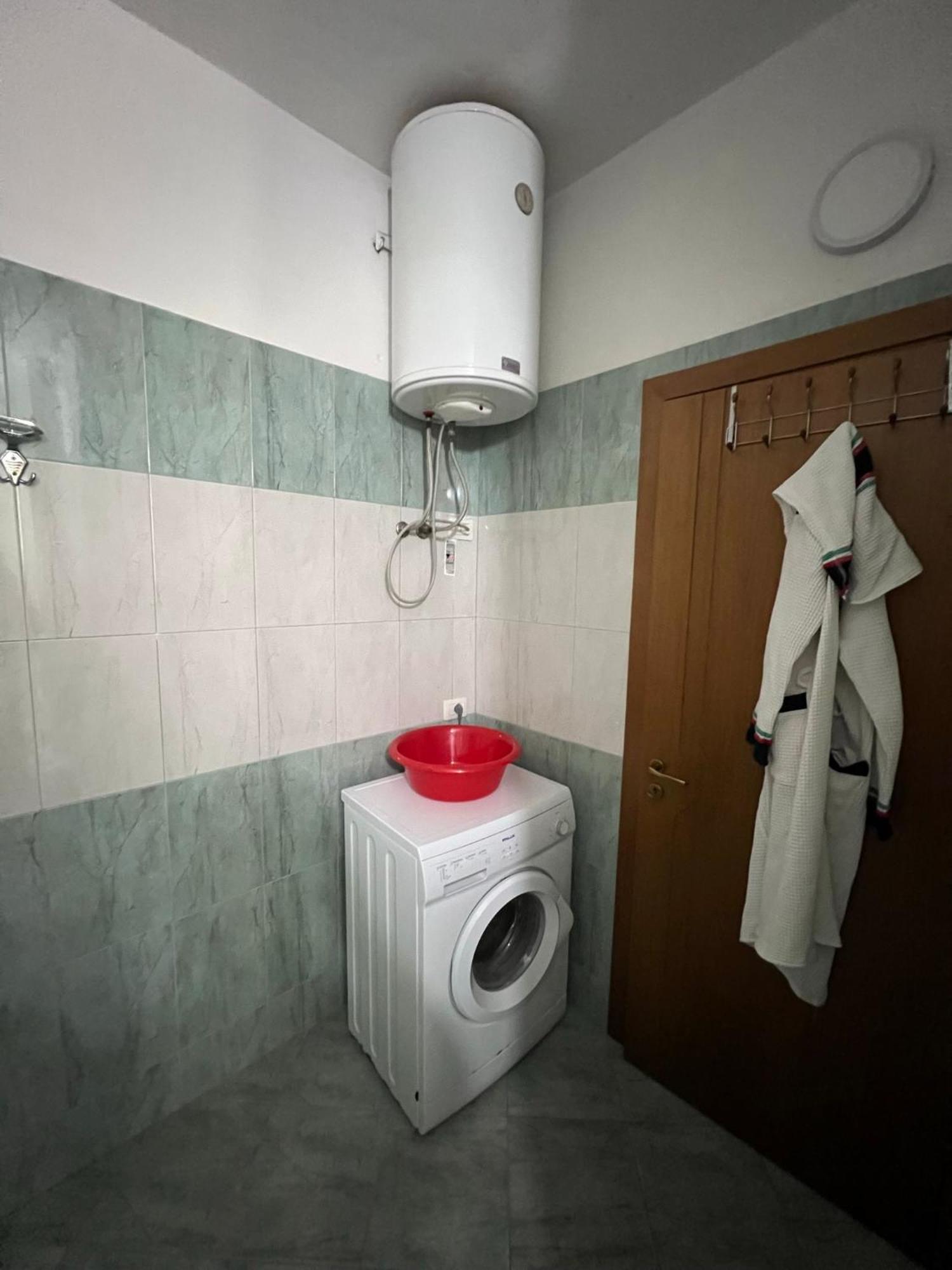 Vivi La Tua Vacanza Con L'Appartamento 1 Di Ervin! Enjoy Your Holiday With Ervin'S Apartment 1! Vlorë 외부 사진